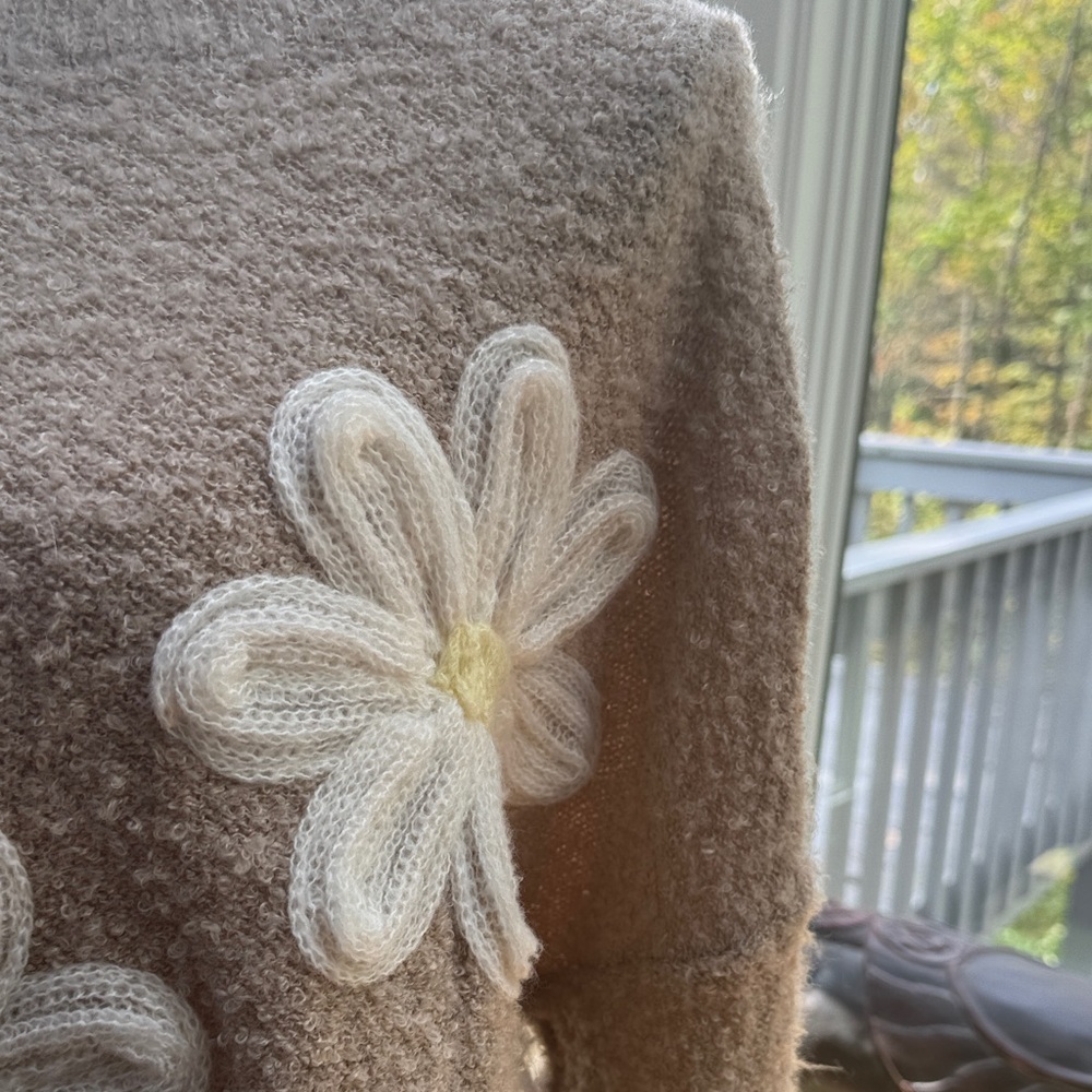 Elegant Beige Floral Sweater - Picture 3 of 6